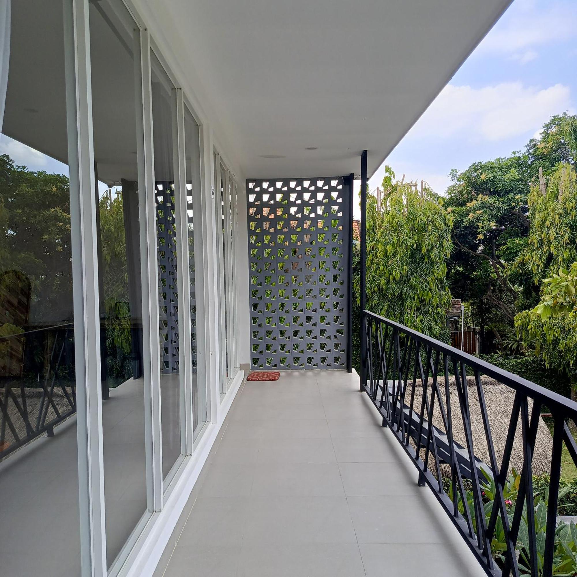 Zavana Rooms & Restaurant Tanjungkarang Exterior photo