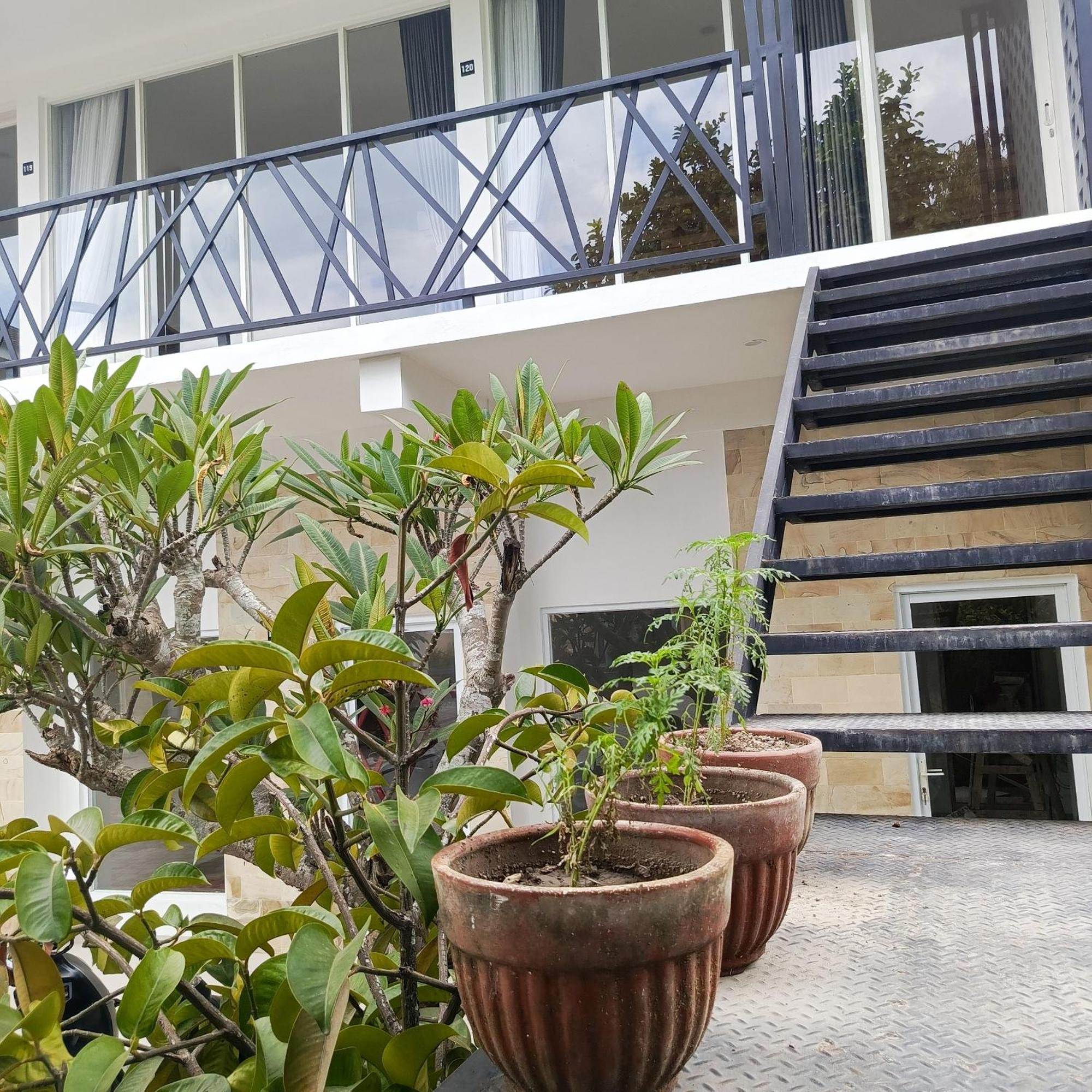 Zavana Rooms & Restaurant Tanjungkarang Exterior photo