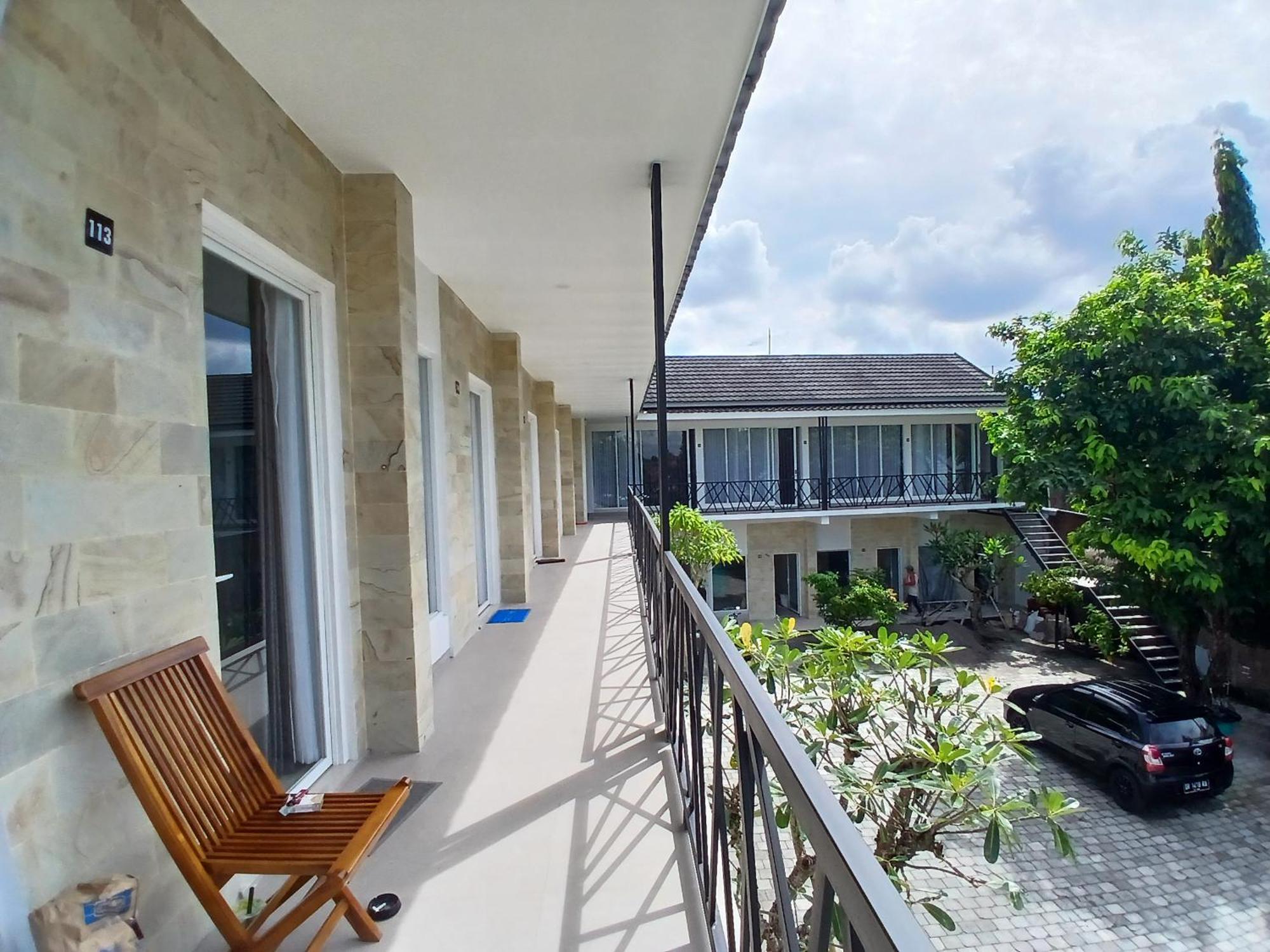 Zavana Rooms & Restaurant Tanjungkarang Exterior photo