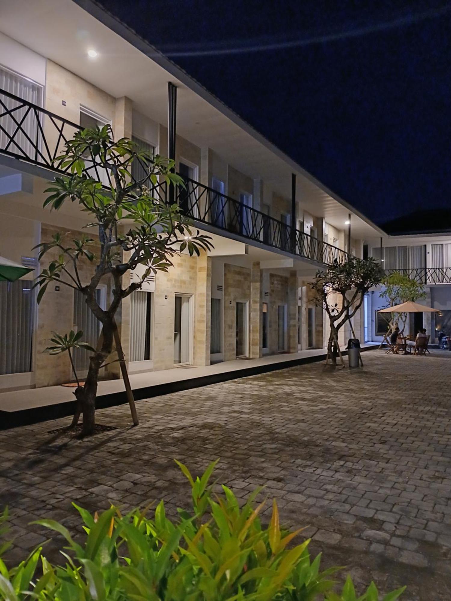 Zavana Rooms & Restaurant Tanjungkarang Exterior photo